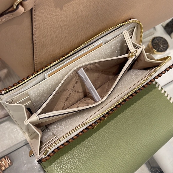 Michael Kors Jet Set Travel Large Pebble Leather Quarter-Zip Wallet
NWT - Picture 11 of 16